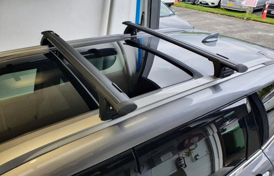 Mitsubishi Outlander 2021+ with railings - Yakima kit