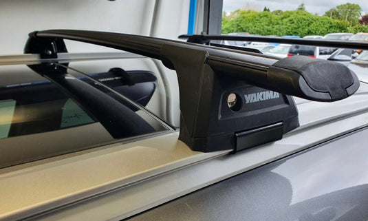 Mitsubishi Outlander 2021+ with railings - Yakima kit