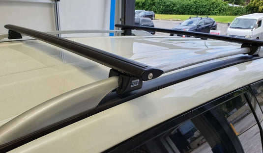 Nissan Pathfinder 2013+ with roof rails - CRUZ clamp on Racks