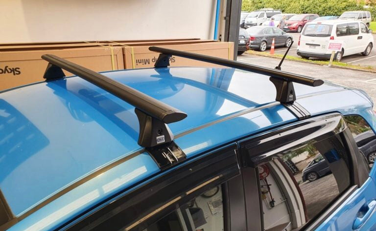Load image into Gallery viewer, Subaru Impreza hatch 2007-2012 CRUZ Roof Racks
